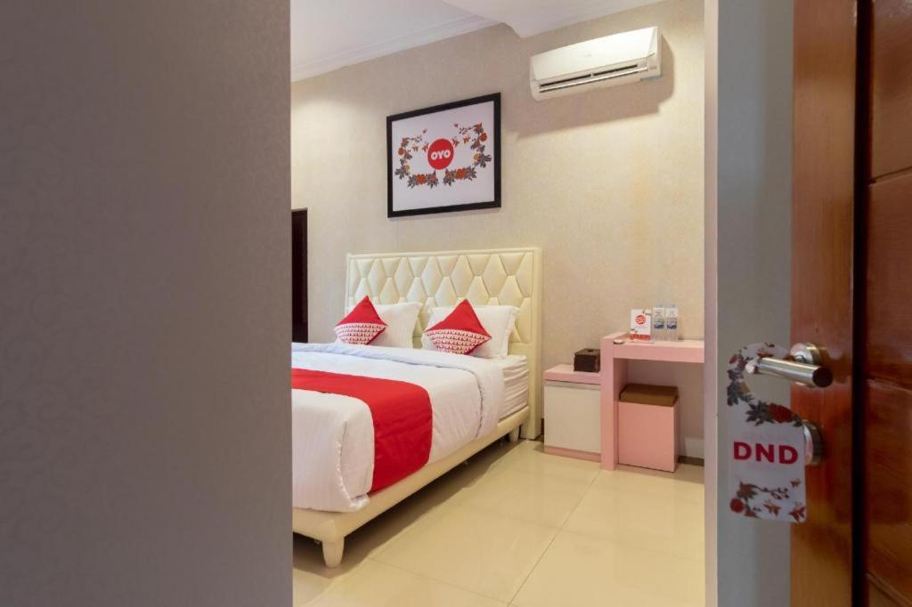 Oyo 619 Naufal Guest House Syariah 棉兰 外观 照片